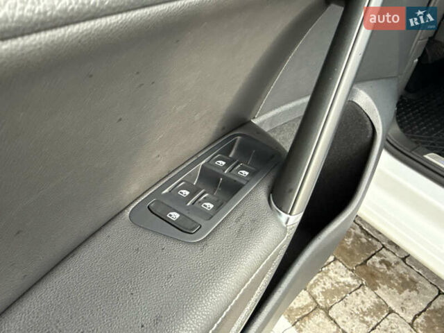 Белый Фольксваген e-Golf, объемом двигателя 0 л и пробегом 84 тыс. км за 14200 $, фото 37 на Automoto.ua