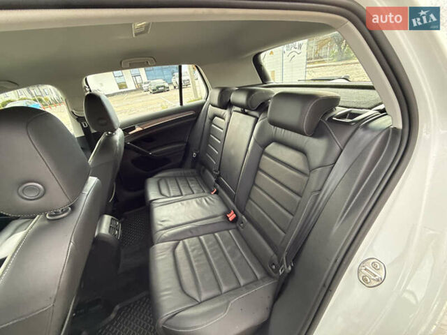 Белый Фольксваген e-Golf, объемом двигателя 0 л и пробегом 84 тыс. км за 14200 $, фото 74 на Automoto.ua