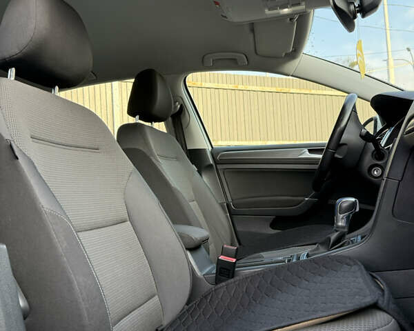 Белый Фольксваген e-Golf, объемом двигателя 0 л и пробегом 96 тыс. км за 15500 $, фото 16 на Automoto.ua