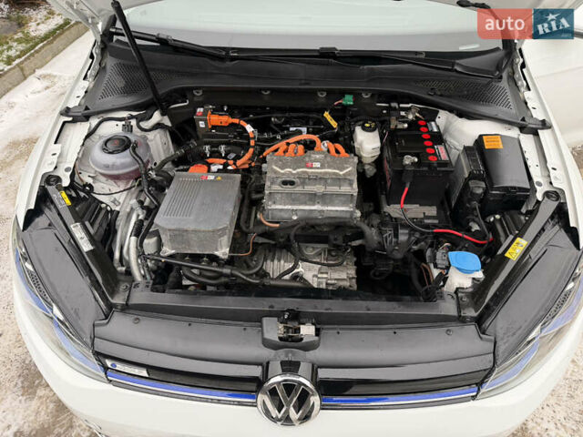 Белый Фольксваген e-Golf, объемом двигателя 0 л и пробегом 110 тыс. км за 13600 $, фото 10 на Automoto.ua