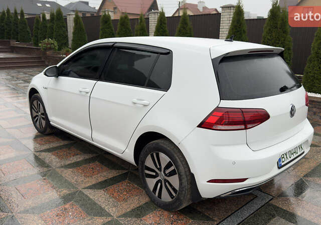 Белый Фольксваген e-Golf, объемом двигателя 0 л и пробегом 92 тыс. км за 15000 $, фото 1 на Automoto.ua