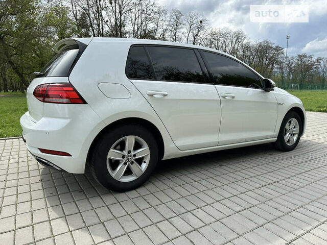 Белый Фольксваген e-Golf, объемом двигателя 0 л и пробегом 93 тыс. км за 16400 $, фото 5 на Automoto.ua