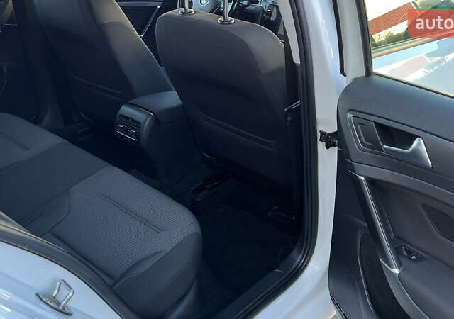 Белый Фольксваген e-Golf, объемом двигателя 0 л и пробегом 84 тыс. км за 13250 $, фото 75 на Automoto.ua