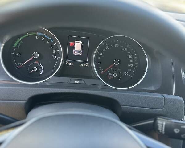 Белый Фольксваген e-Golf, объемом двигателя 0 л и пробегом 48 тыс. км за 13900 $, фото 10 на Automoto.ua
