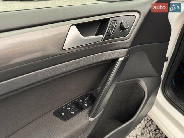 Белый Фольксваген e-Golf, объемом двигателя 0 л и пробегом 170 тыс. км за 13000 $, фото 12 на Automoto.ua