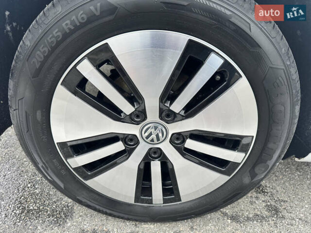 Белый Фольксваген e-Golf, объемом двигателя 0 л и пробегом 117 тыс. км за 15800 $, фото 16 на Automoto.ua