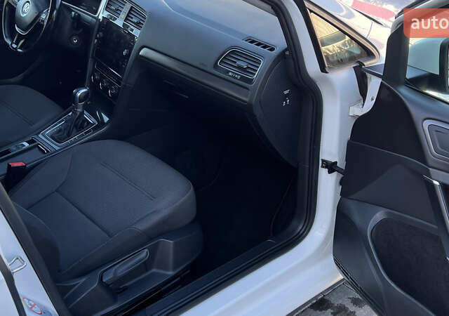 Белый Фольксваген e-Golf, объемом двигателя 0 л и пробегом 84 тыс. км за 13250 $, фото 82 на Automoto.ua