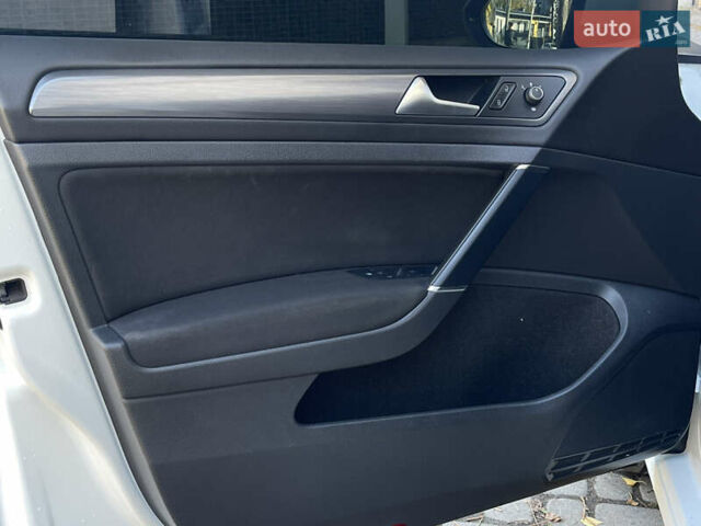 Білий Фольксваген e-Golf, об'ємом двигуна 0 л та пробігом 78 тис. км за 11500 $, фото 16 на Automoto.ua
