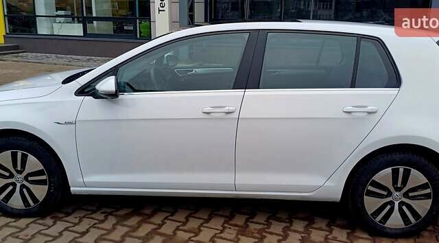 Белый Фольксваген e-Golf, объемом двигателя 0 л и пробегом 38 тыс. км за 15500 $, фото 5 на Automoto.ua