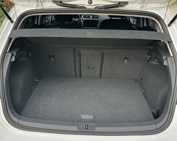 Белый Фольксваген e-Golf, объемом двигателя 0 л и пробегом 92 тыс. км за 14200 $, фото 13 на Automoto.ua