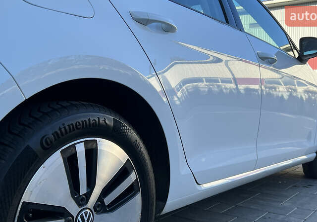 Белый Фольксваген e-Golf, объемом двигателя 0 л и пробегом 84 тыс. км за 13250 $, фото 34 на Automoto.ua