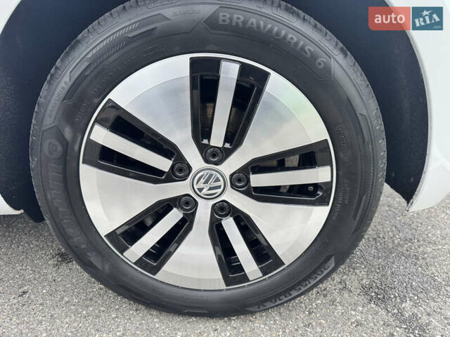 Белый Фольксваген e-Golf, объемом двигателя 0 л и пробегом 117 тыс. км за 15800 $, фото 19 на Automoto.ua