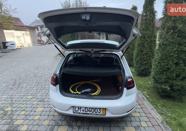 Белый Фольксваген e-Golf, объемом двигателя 0 л и пробегом 88 тыс. км за 14500 $, фото 38 на Automoto.ua