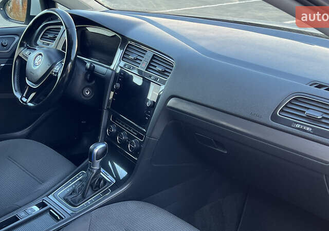Белый Фольксваген e-Golf, объемом двигателя 0 л и пробегом 84 тыс. км за 13250 $, фото 88 на Automoto.ua