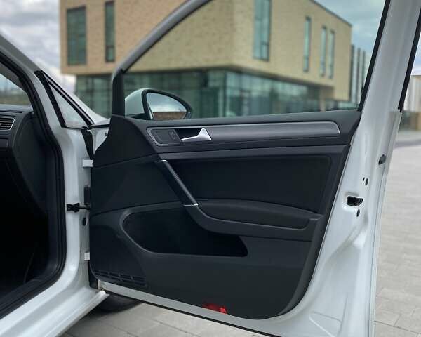 Білий Фольксваген e-Golf, об'ємом двигуна 0 л та пробігом 82 тис. км за 13000 $, фото 27 на Automoto.ua