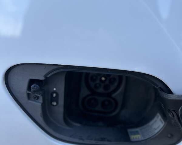 Белый Фольксваген e-Golf, объемом двигателя 0 л и пробегом 48 тыс. км за 13900 $, фото 15 на Automoto.ua