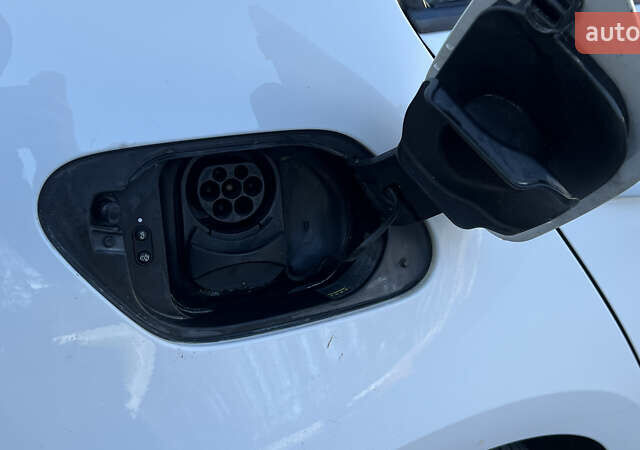 Белый Фольксваген e-Golf, объемом двигателя 0 л и пробегом 84 тыс. км за 13250 $, фото 54 на Automoto.ua