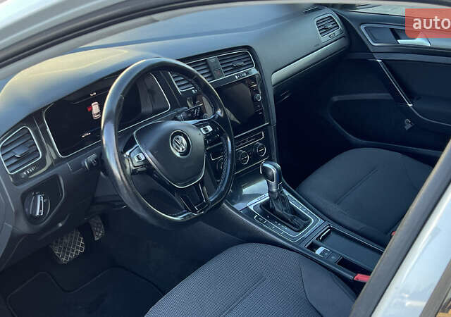 Белый Фольксваген e-Golf, объемом двигателя 0 л и пробегом 84 тыс. км за 13250 $, фото 91 на Automoto.ua