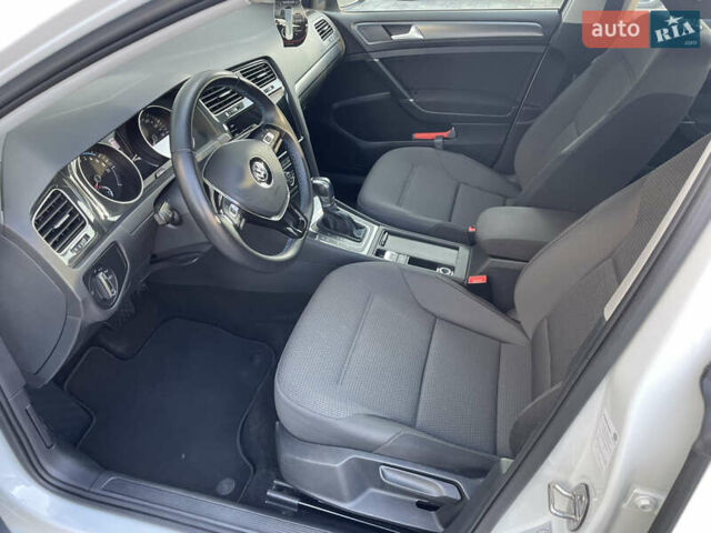 Белый Фольксваген e-Golf, объемом двигателя 0 л и пробегом 35 тыс. км за 14750 $, фото 26 на Automoto.ua