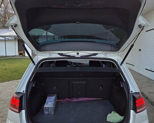 Білий Фольксваген e-Golf, об'ємом двигуна 0 л та пробігом 72 тис. км за 16300 $, фото 12 на Automoto.ua