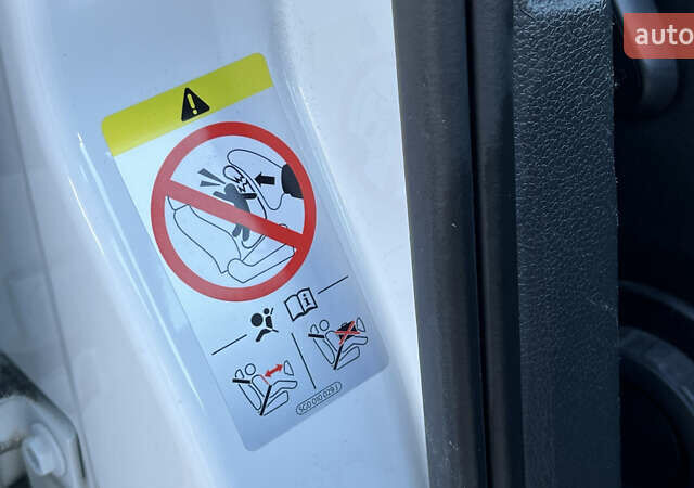 Белый Фольксваген e-Golf, объемом двигателя 0 л и пробегом 84 тыс. км за 13250 $, фото 87 на Automoto.ua