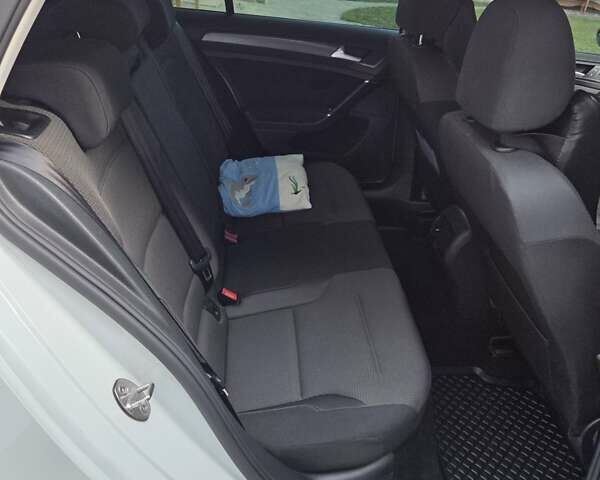 Білий Фольксваген e-Golf, об'ємом двигуна 0 л та пробігом 72 тис. км за 16300 $, фото 13 на Automoto.ua