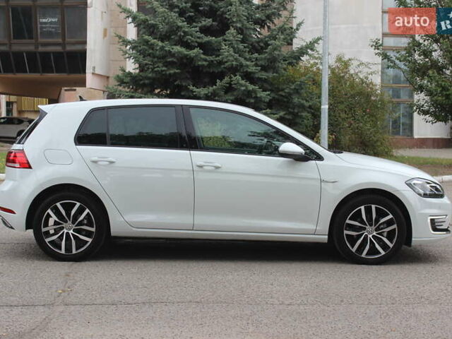 Белый Фольксваген e-Golf, объемом двигателя 0 л и пробегом 68 тыс. км за 14999 $, фото 14 на Automoto.ua