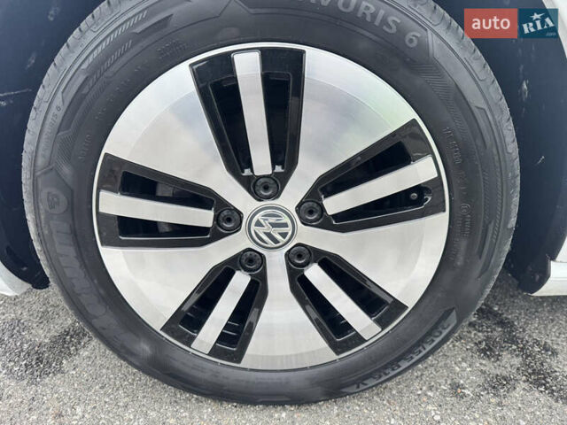 Белый Фольксваген e-Golf, объемом двигателя 0 л и пробегом 117 тыс. км за 15800 $, фото 18 на Automoto.ua