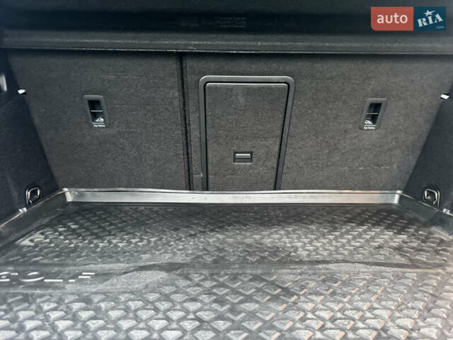 Белый Фольксваген e-Golf, объемом двигателя 0 л и пробегом 117 тыс. км за 15800 $, фото 31 на Automoto.ua