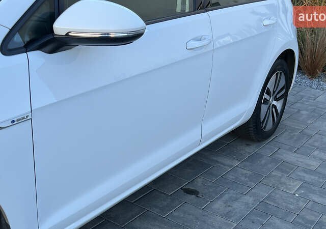 Белый Фольксваген e-Golf, объемом двигателя 0 л и пробегом 84 тыс. км за 13250 $, фото 40 на Automoto.ua