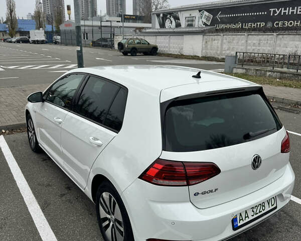 Белый Фольксваген e-Golf, объемом двигателя 0 л и пробегом 117 тыс. км за 15800 $, фото 13 на Automoto.ua