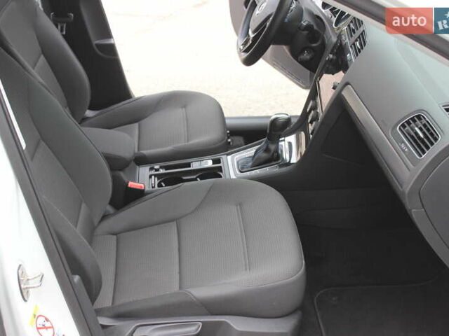 Белый Фольксваген e-Golf, объемом двигателя 0 л и пробегом 68 тыс. км за 14999 $, фото 31 на Automoto.ua