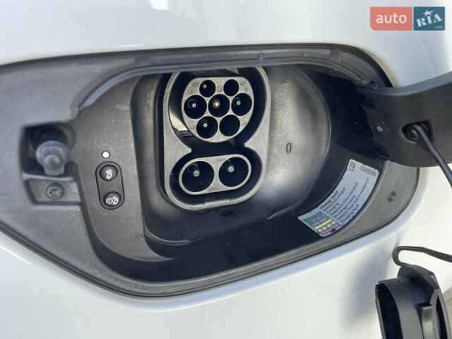 Белый Фольксваген e-Golf, объемом двигателя 0 л и пробегом 35 тыс. км за 14750 $, фото 39 на Automoto.ua