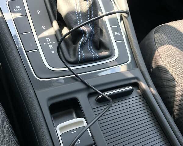 Белый Фольксваген e-Golf, объемом двигателя 0 л и пробегом 17 тыс. км за 15999 $, фото 24 на Automoto.ua