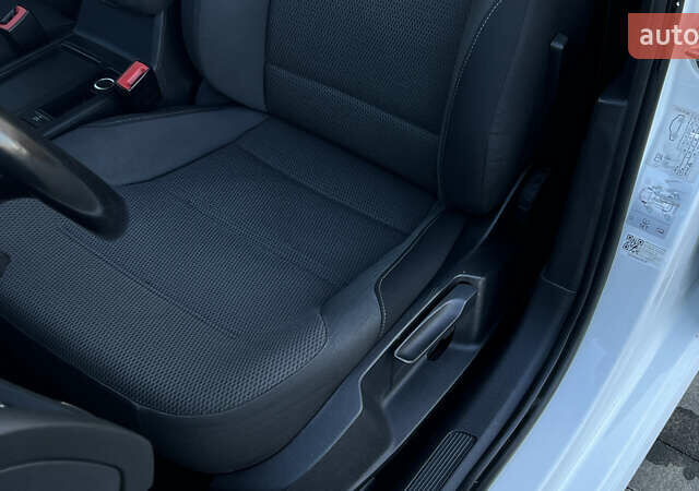 Белый Фольксваген e-Golf, объемом двигателя 0 л и пробегом 84 тыс. км за 13250 $, фото 93 на Automoto.ua