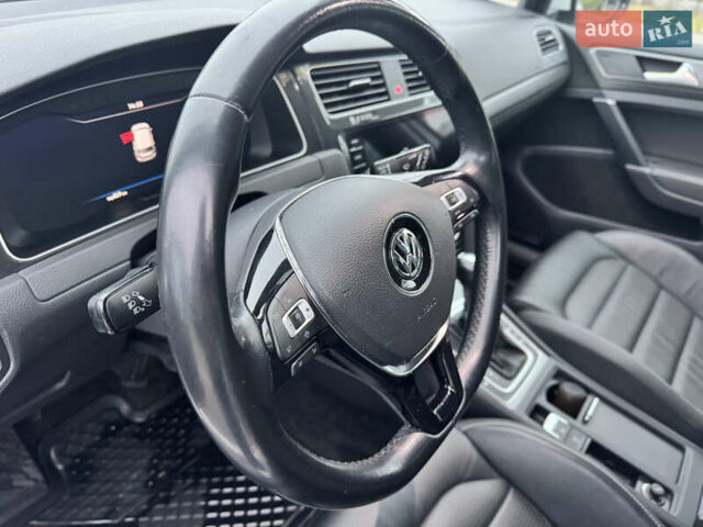 Белый Фольксваген e-Golf, объемом двигателя 0 л и пробегом 117 тыс. км за 15800 $, фото 20 на Automoto.ua