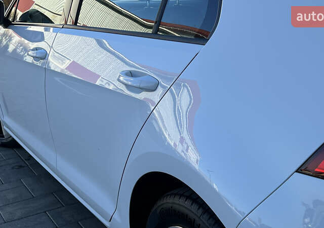 Белый Фольксваген e-Golf, объемом двигателя 0 л и пробегом 84 тыс. км за 13250 $, фото 39 на Automoto.ua