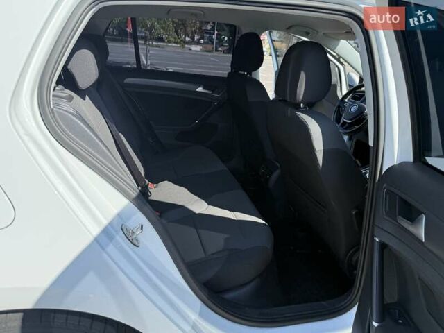 Білий Фольксваген e-Golf, об'ємом двигуна 0 л та пробігом 104 тис. км за 13700 $, фото 17 на Automoto.ua