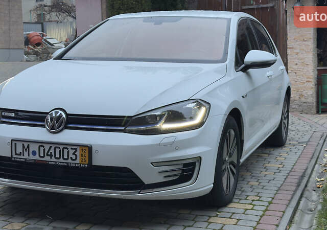 Белый Фольксваген e-Golf, объемом двигателя 0 л и пробегом 88 тыс. км за 14500 $, фото 20 на Automoto.ua