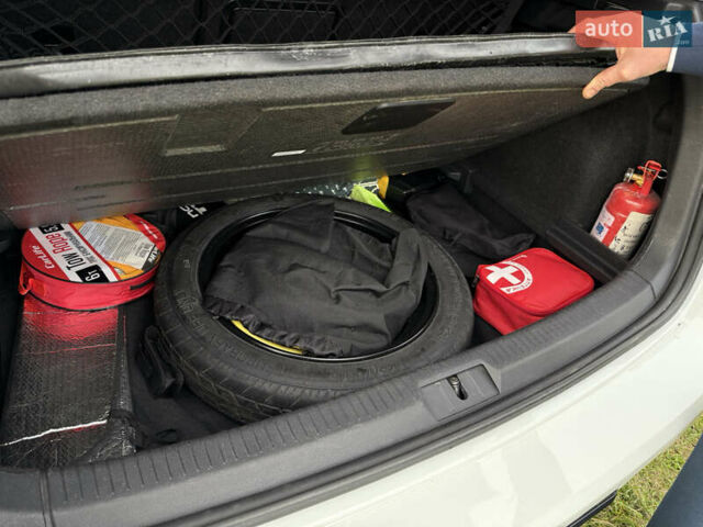 Белый Фольксваген e-Golf, объемом двигателя 0 л и пробегом 95 тыс. км за 15500 $, фото 11 на Automoto.ua