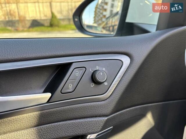 Белый Фольксваген e-Golf, объемом двигателя 0 л и пробегом 129 тыс. км за 12800 $, фото 17 на Automoto.ua