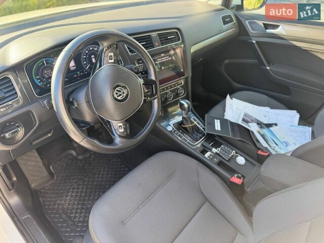 Белый Фольксваген e-Golf, объемом двигателя 0 л и пробегом 141 тыс. км за 12999 $, фото 12 на Automoto.ua