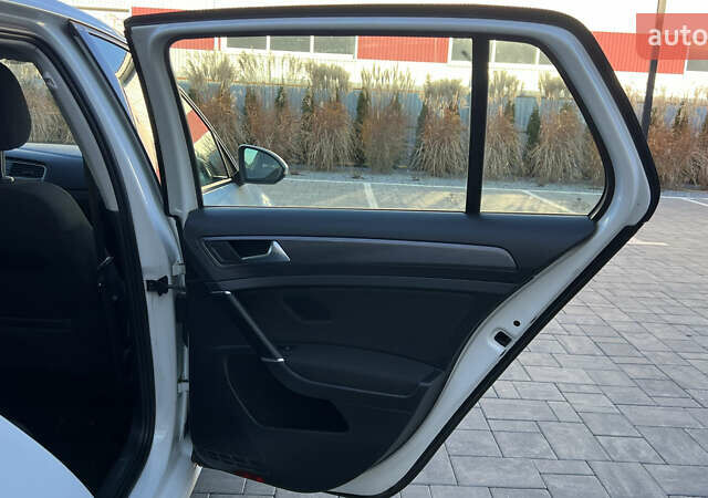 Белый Фольксваген e-Golf, объемом двигателя 0 л и пробегом 84 тыс. км за 13250 $, фото 73 на Automoto.ua