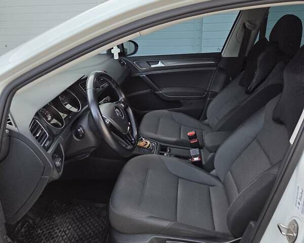 Білий Фольксваген e-Golf, об'ємом двигуна 0 л та пробігом 72 тис. км за 16300 $, фото 15 на Automoto.ua