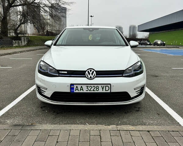 Белый Фольксваген e-Golf, объемом двигателя 0 л и пробегом 117 тыс. км за 15800 $, фото 2 на Automoto.ua