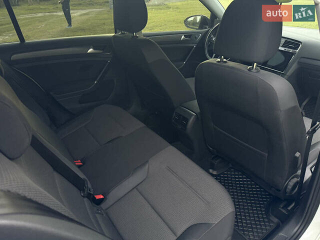 Белый Фольксваген e-Golf, объемом двигателя 0 л и пробегом 95 тыс. км за 15500 $, фото 7 на Automoto.ua