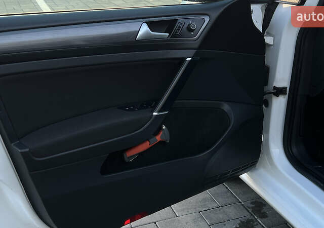 Белый Фольксваген e-Golf, объемом двигателя 0 л и пробегом 84 тыс. км за 13250 $, фото 90 на Automoto.ua