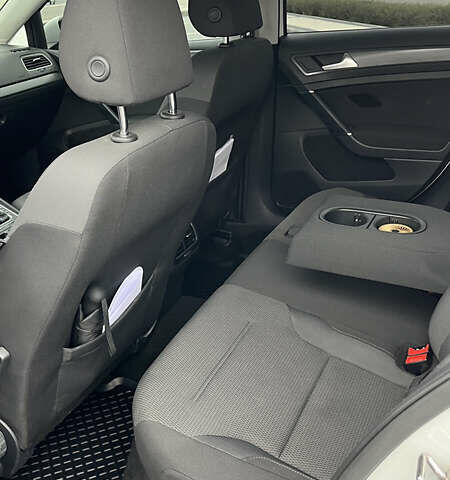 Белый Фольксваген e-Golf, объемом двигателя 0 л и пробегом 75 тыс. км за 15500 $, фото 10 на Automoto.ua