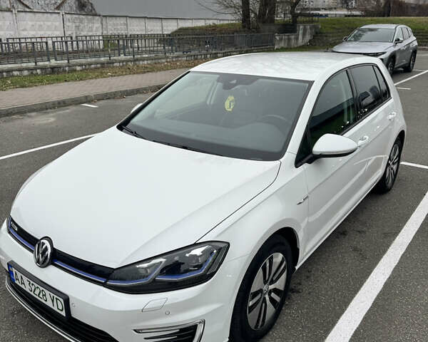 Белый Фольксваген e-Golf, объемом двигателя 0 л и пробегом 117 тыс. км за 15800 $, фото 12 на Automoto.ua