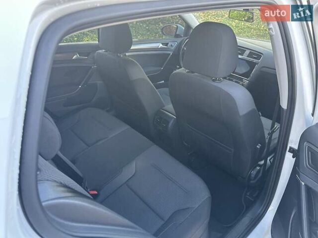 Белый Фольксваген e-Golf, объемом двигателя 0 л и пробегом 48 тыс. км за 13900 $, фото 14 на Automoto.ua